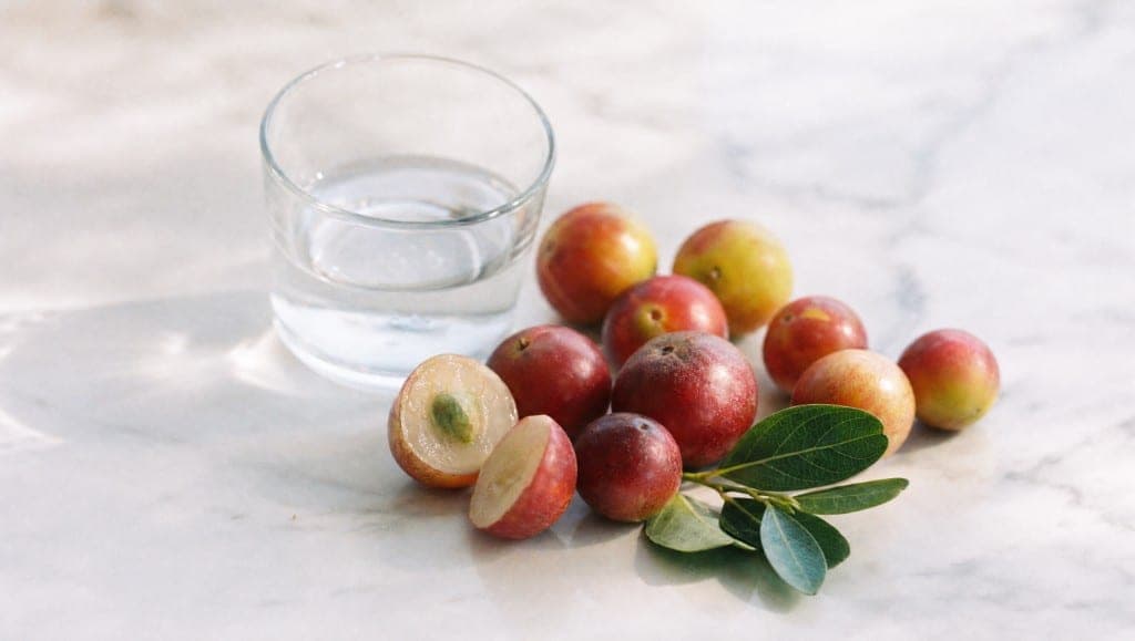 La vitamine C est indispensable pendant la grossesse. Le camu camu peut-il la fournir ? Doses sûres, précautions et ce q