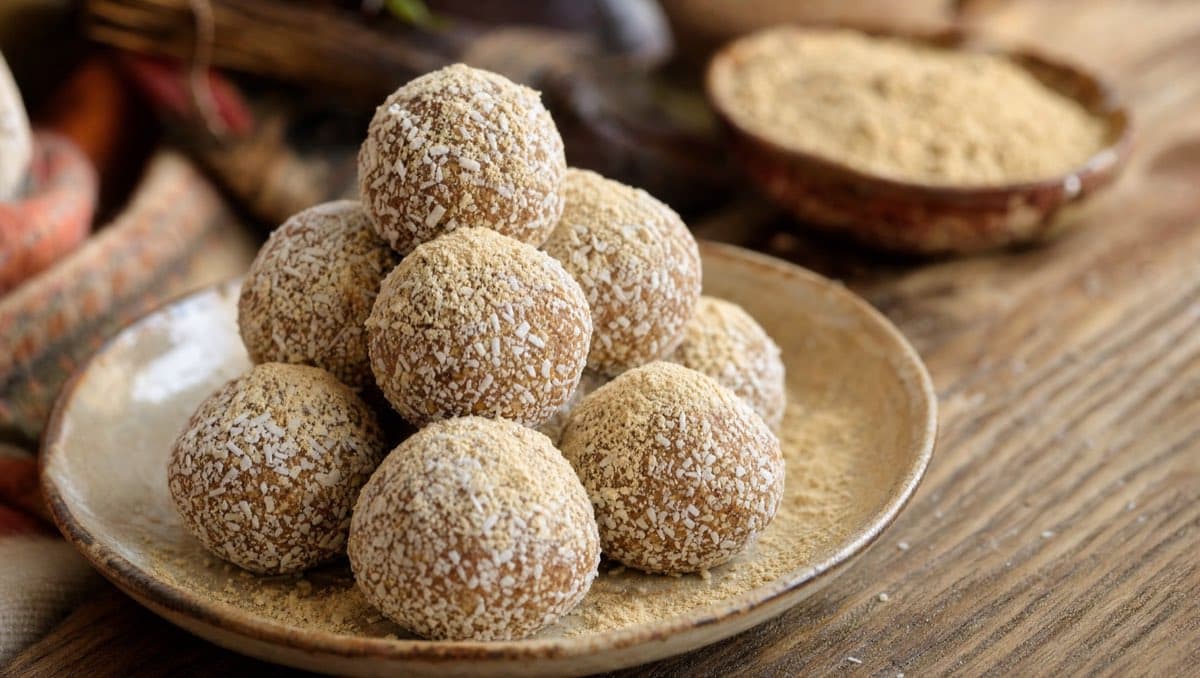 Recette facile d'energy balls à la maca, sans cuisson : ingrédients, étapes et conseils de conservation.
