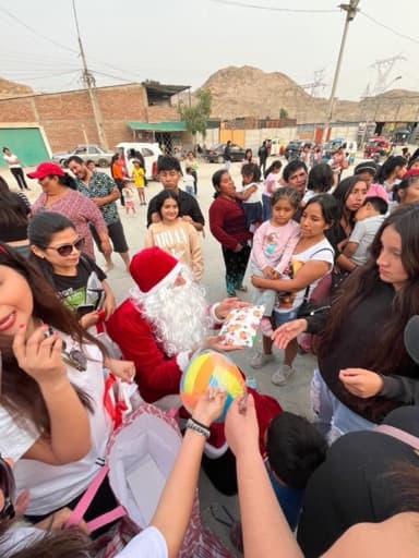 Père Noël et familles — chocolatada dans les hauteurs de Lima