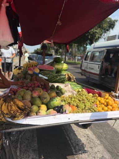 Chariot de fruits tropicaux sur un marché de rue