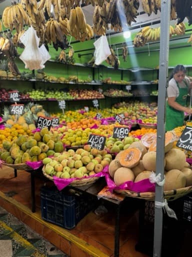 Marché couvert — corbeilles de fruits frais